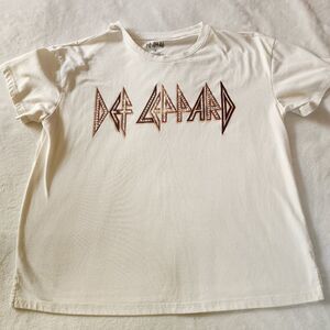Def Leppard Cream Colored Tshirt With Graphics And Rhinestones Size Medium